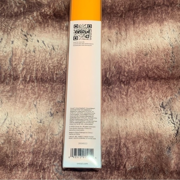 Cricut Smart Vinyl™ Removable 3 Feet Maize Yellow - Picture 4 of 6